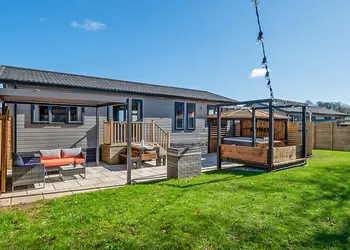 Spa Ovation - Raywell Hall Country Lodges, Raywell, Beverley