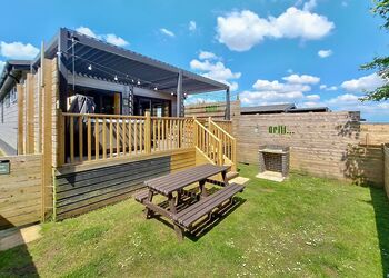 Spa Escape (Pet Garden & EV charger) - Raywell Hall Country Lodges, Raywell, Beverley