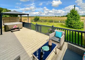 Spa Serenity - Raywell Hall Country Lodges, Raywell, Beverley