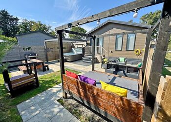 Spa Jubilation (Pet Garden) - Raywell Hall Country Lodges, Raywell, Beverley