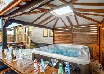 Spa Ovation - Raywell Hall Country Lodges, Raywell, Beverley