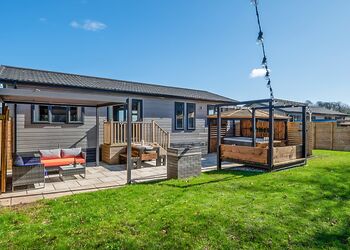 Spa Ovation - Raywell Hall Country Lodges, Raywell, Beverley