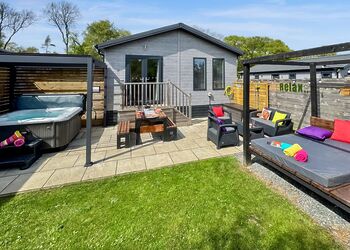 Wolds View Spa (Pet Garden) - Raywell Hall Country Lodges, Raywell, Beverley