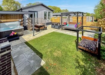 Wolds View Spa (Pet Garden) - Raywell Hall Country Lodges, Raywell, Beverley