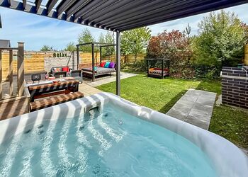 Twilight Spa (Pet Garden) - Raywell Hall Country Lodges, Raywell, Beverley