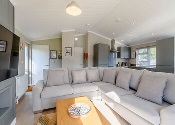 Twilight Spa (Pet Garden) - Raywell Hall Country Lodges, Raywell, Beverley