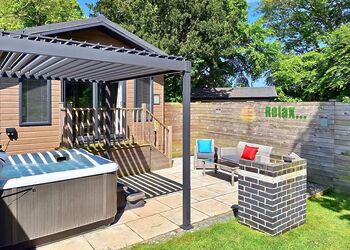 Springwood Spa - Raywell Hall Country Lodges, Raywell, Beverley
