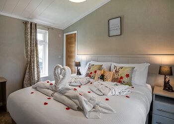 Springwood Spa - Raywell Hall Country Lodges, Raywell, Beverley