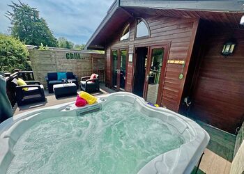 Amblewood Spa (Pet) - Raywell Hall Country Lodges, Raywell, Beverley