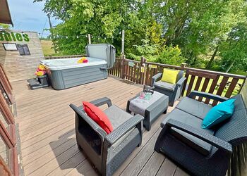 Amblewood Spa (Pet) - Raywell Hall Country Lodges, Raywell, Beverley