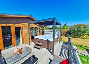 Spa Castaway (Pet Garden) - Raywell Hall Country Lodges, Raywell, Beverley