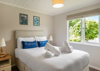 Spa Castaway (Pet Garden) - Raywell Hall Country Lodges, Raywell, Beverley