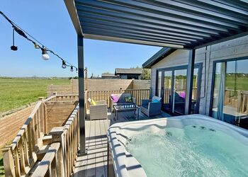 Spa Lookout (Pet Garden) - Raywell Hall Country Lodges, Raywell, Beverley