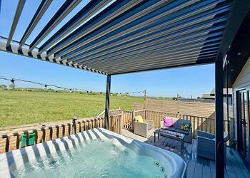 Spa Lookout (Pet Garden) - Raywell Hall Country Lodges, Raywell, Beverley