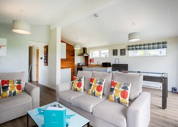 Spa Lookout (Pet Garden) - Raywell Hall Country Lodges, Raywell, Beverley