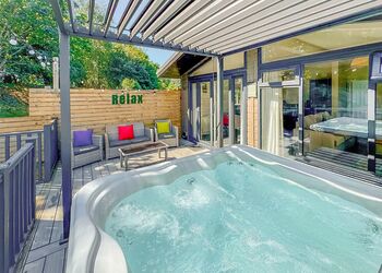 Spa Dreamaway (Pet Garden) - Raywell Hall Country Lodges, Raywell, Beverley