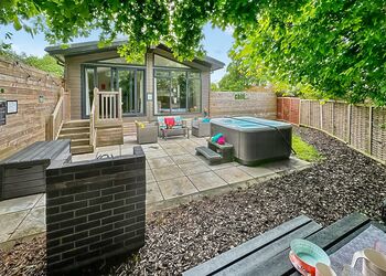 Spa Harmony (Pet Garden) - Raywell Hall Country Lodges, Raywell, Beverley