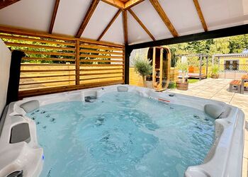 Spa Sensation (Sauna & Hot Tub) - Raywell Hall Country Lodges, Raywell, Beverley