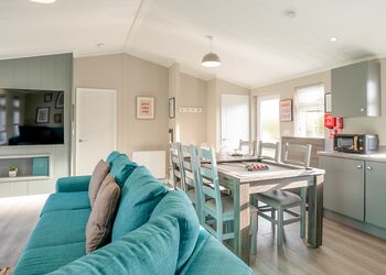 Spa SensationSauna & Hot Tub - Raywell Hall Country Lodges, Raywell, Beverley