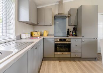 Spa SensationSauna & Hot Tub - Raywell Hall Country Lodges, Raywell, Beverley