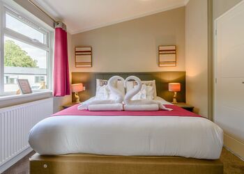 Spa SensationSauna & Hot Tub - Raywell Hall Country Lodges, Raywell, Beverley