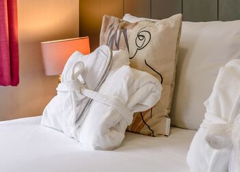 Spa SensationSauna & Hot Tub - Raywell Hall Country Lodges, Raywell, Beverley