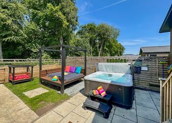 Nut Wood Spa (Pet Garden) - Raywell Hall Country Lodges, Raywell, Beverley