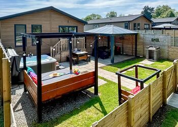 Nut Wood Spa (Pet Garden) - Raywell Hall Country Lodges, Raywell, Beverley