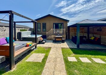 Nut Wood Spa (Pet Garden) - Raywell Hall Country Lodges, Raywell, Beverley