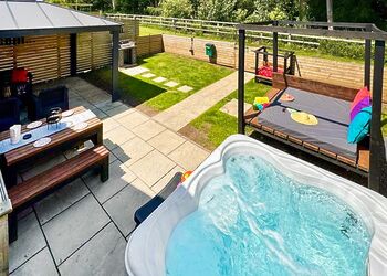 Fernwood Spa (Pet Garden) - Raywell Hall Country Lodges, Raywell, Beverley