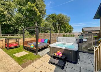 Fernwood Spa (Pet Garden) - Raywell Hall Country Lodges, Raywell, Beverley