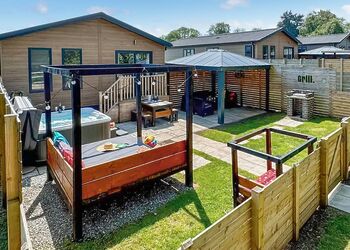 Fernwood Spa (Pet Garden) - Raywell Hall Country Lodges, Raywell, Beverley