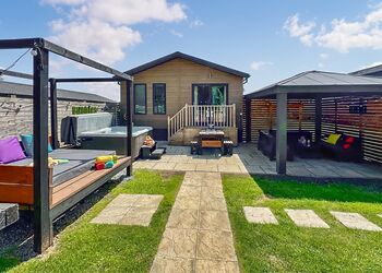 Fernwood Spa (Pet Garden) - Raywell Hall Country Lodges, Raywell, Beverley