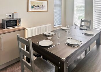 Fernwood Spa (Pet Garden) - Raywell Hall Country Lodges, Raywell, Beverley