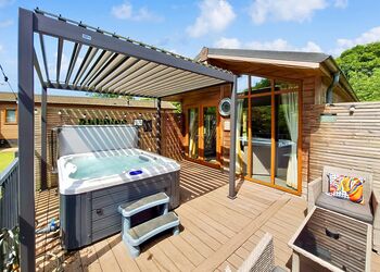Spa Retreat (Pet Garden) - Raywell Hall Country Lodges, Raywell, Beverley