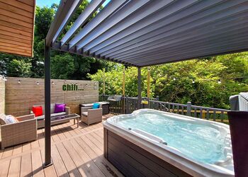 Spa Retreat (Pet Garden) - Raywell Hall Country Lodges, Raywell, Beverley