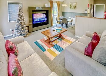 Spa Retreat (Pet Garden) - Raywell Hall Country Lodges, Raywell, Beverley