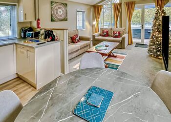 Spa Retreat (Pet Garden) - Raywell Hall Country Lodges, Raywell, Beverley