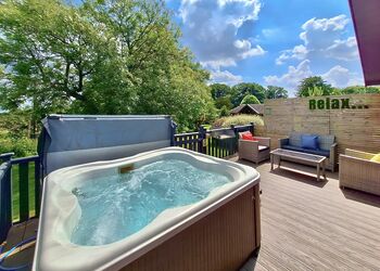 Larchwood Spa (Pet Garden) - Raywell Hall Country Lodges, Raywell, Beverley