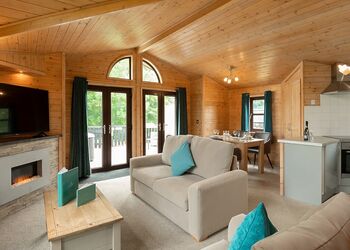 Larchwood Spa (Pet Garden) - Raywell Hall Country Lodges, Raywell, Beverley