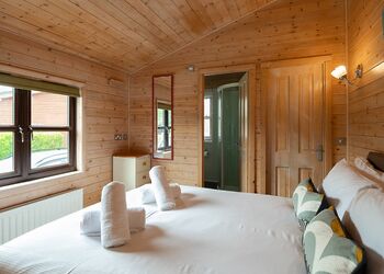 Larchwood Spa (Pet Garden) - Raywell Hall Country Lodges, Raywell, Beverley