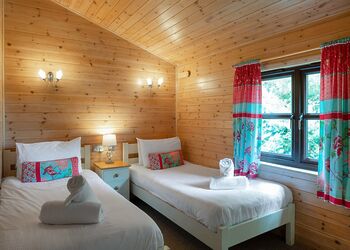 Larchwood Spa (Pet Garden) - Raywell Hall Country Lodges, Raywell, Beverley