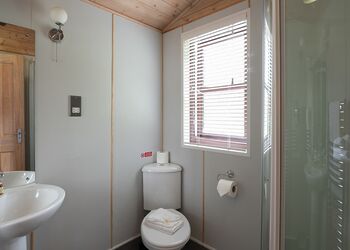 Larchwood Spa (Pet Garden) - Raywell Hall Country Lodges, Raywell, Beverley