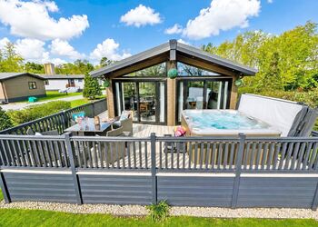 Oakwood Spa - Raywell Hall Country Lodges, Raywell, Beverley