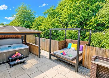 Applewood Spa - Raywell Hall Country Lodges, Raywell, Beverley