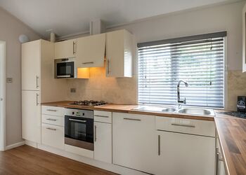 Spa Hideaway - Raywell Hall Country Lodges, Raywell, Beverley