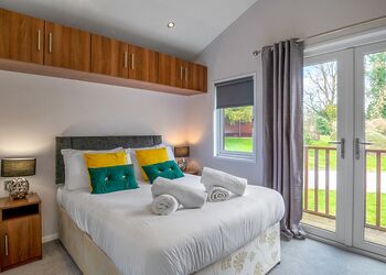 Spa Hideaway - Raywell Hall Country Lodges, Raywell, Beverley