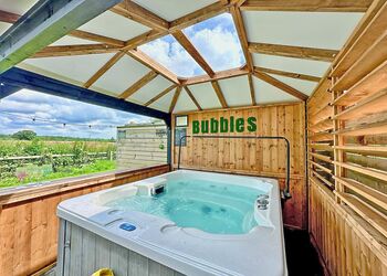 Spa View - Raywell Hall Country Lodges, Raywell, Beverley