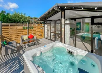 Sunset Spa - Raywell Hall Country Lodges, Raywell, Beverley