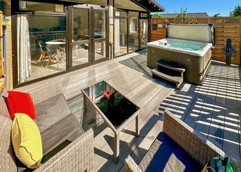 Sunset Spa - Raywell Hall Country Lodges, Raywell, Beverley